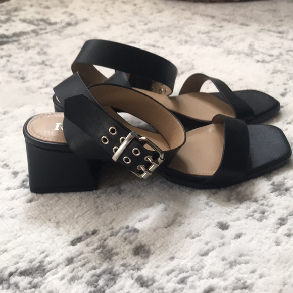 Black low block heels - Picture 3 of 3